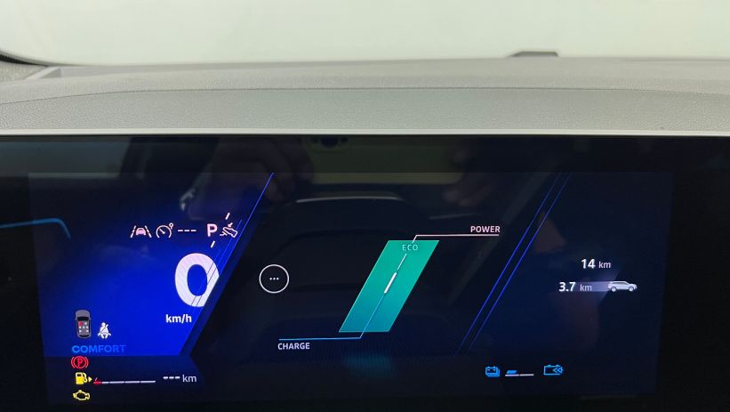 Aperçu du véhicule : E-Tech full hybrid 200 esprit Alpine Blanc Nacré avec 1000€ d'équipements inclus