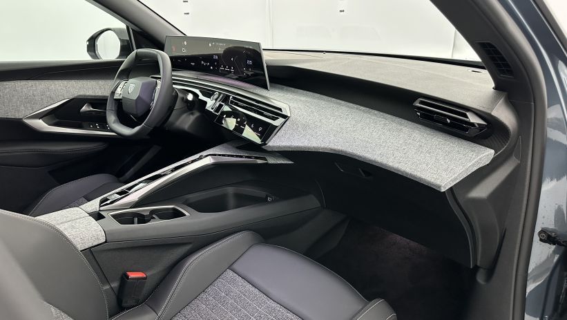 Aperçu du véhicule :  III 1.2 Hybrid 145ch Allure e-DCS6