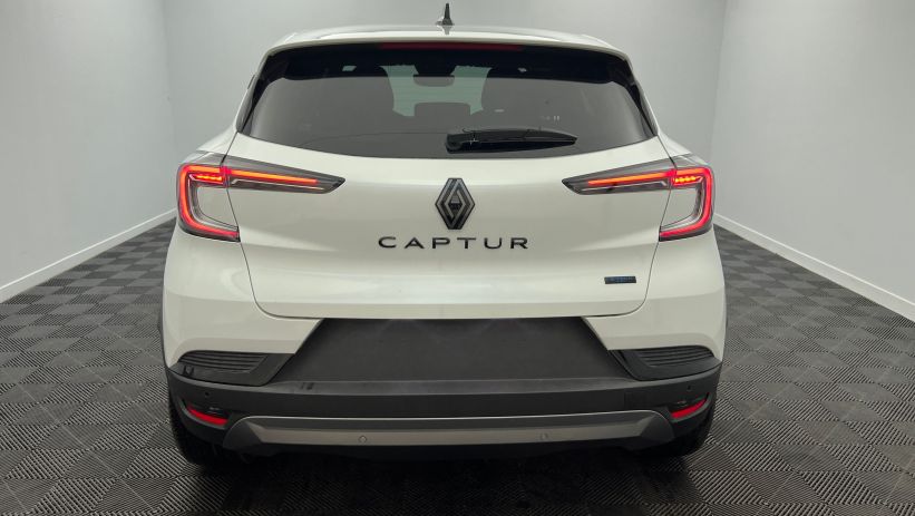 Aperçu du véhicule : E-Tech full hybrid 160 ch esprit Alpine Blanc Nacré avec 950€ d'équipements inclus
