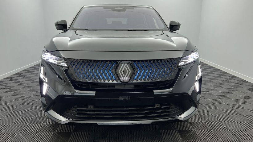 Aperçu du véhicule : E-Tech full hybrid 200 esprit Alpine Noir Etoilé avec 2650€ d'équipements inclus