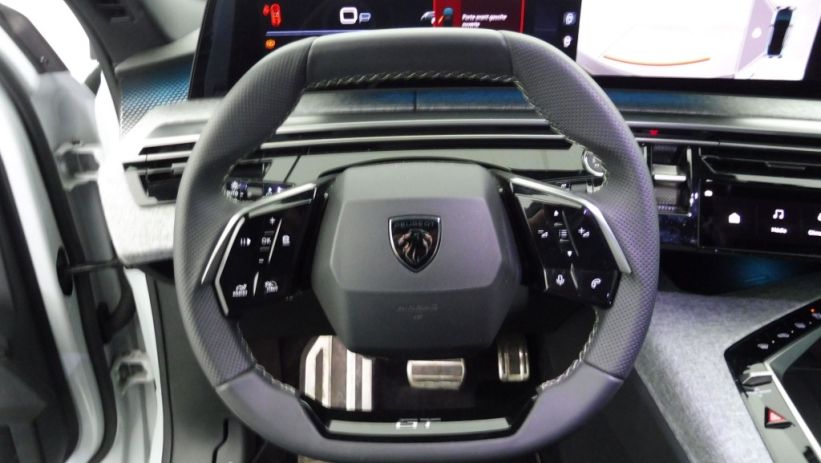 Aperçu du véhicule : HYBRID 136CH GT E-DCS6