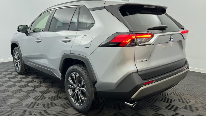 Aperçu du véhicule : Hybride 222 ch AWD-i Dynamic Gris Acier avec 2850€ d'équipements inclus
