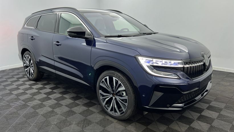 Aperçu du véhicule : E-Tech full hybrid 200 Iconic Bleu Nocturne avec 1000€ d'équipements inclus