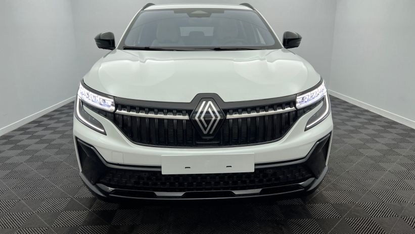 Aperçu du véhicule : E-Tech full hybrid 200 Iconic Blanc Nacré avec 1000€ d'équipements inclus