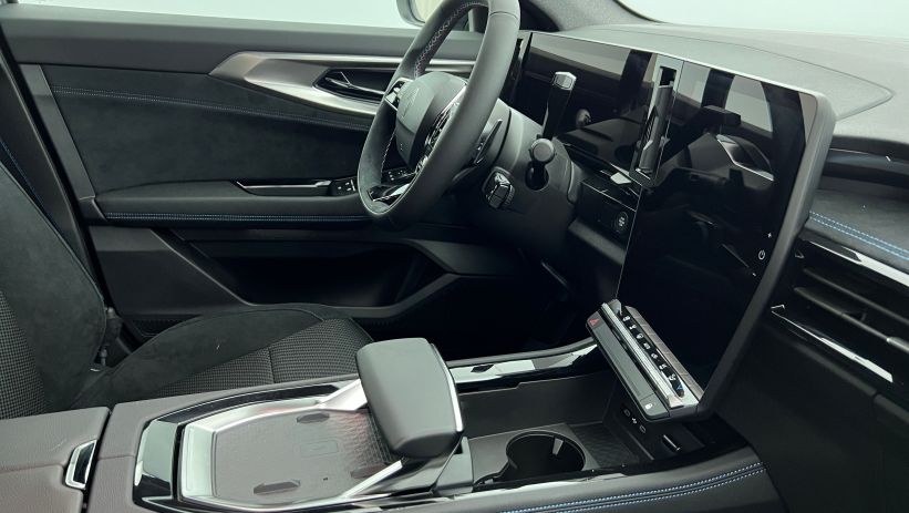 Aperçu du véhicule : E-Tech full hybrid 200 Techno esprit Alpine Gris Schiste - Toit Noir Etoilé avec 1400€ d'équipements inclus