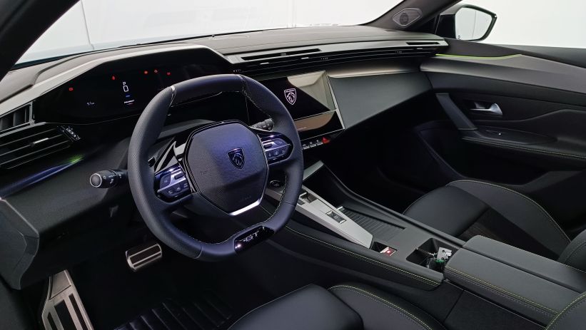 Aperçu du véhicule : III(2) 1.2 Hybrid 145ch GT Exclusive e-DCS6