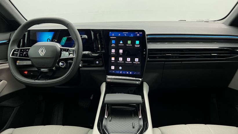 Aperçu du véhicule : E-Tech full hybrid 200 Iconic Blanc Nacré avec 1000€ d'équipements inclus