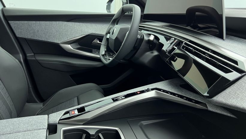 Aperçu du véhicule : Hybrid 145 e-DCS6 GT Blanc Okénite avec 5550€ d'équipements inclus