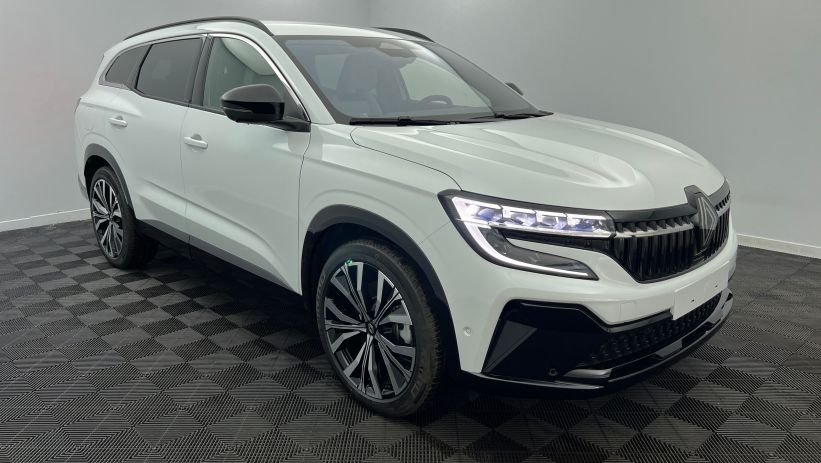 Aperçu du véhicule : E-Tech full hybrid 200 Iconic Blanc Nacré avec 1000€ d'équipements inclus