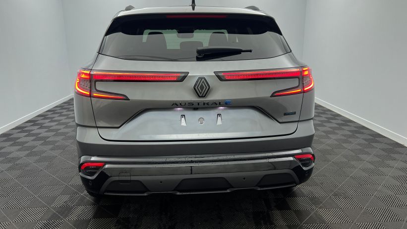 Aperçu du véhicule : E-Tech full hybrid 200 Techno esprit Alpine Gris Schiste - Toit Noir Etoilé avec 2400€ d'équipements inclus