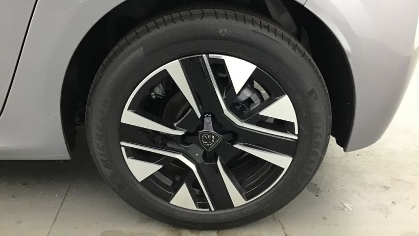 Aperçu du véhicule : 208 Hybrid 136 e-DCS6 Allure