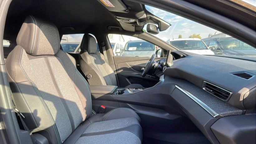 Aperçu du véhicule : Hybrid 225 e-EAT8 Allure Pack