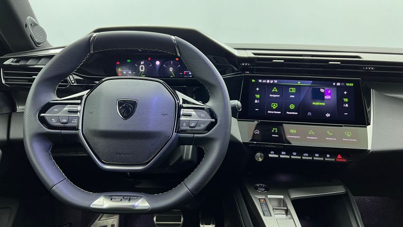 Aperçu du véhicule : BlueHDi 130ch S&S EAT8 GT Bleu Obsession avec 3600€ d'équipements inclus