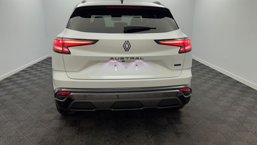 Aperçu du véhicule : full hybrid E-Tech 200 ch Esprit Alpine Blanc Nacré - Toit Noir Etoilé avec 3450€ d'équipements inclus