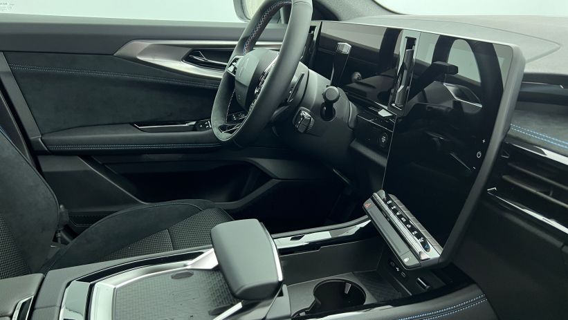 Aperçu du véhicule : E-Tech full hybrid 200 Techno esprit Alpine Blanc Nacré Toit Noir Etoilé avec 2400€ d'équipements inclus