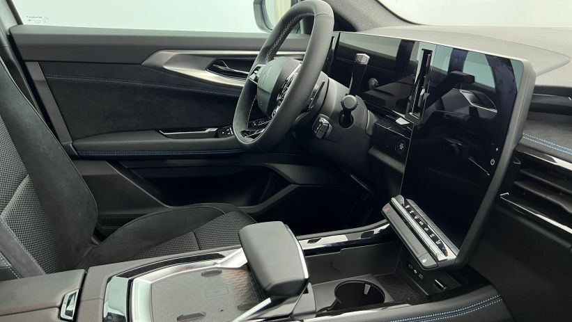 Aperçu du véhicule : E-Tech full hybrid 200 esprit Alpine Blanc Nacré avec 1000€ d'équipements inclus