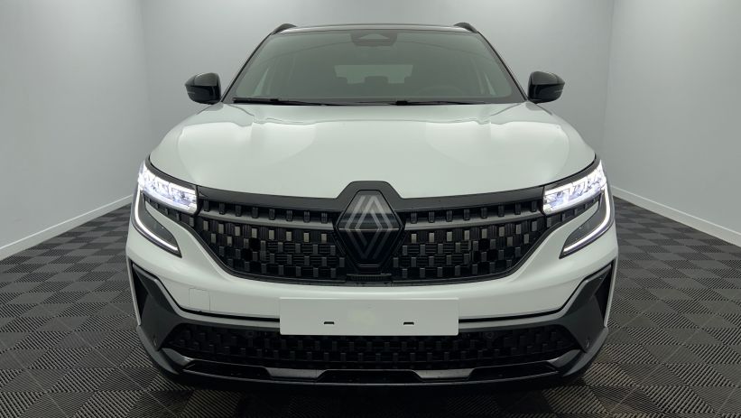 Aperçu du véhicule : E-Tech full hybrid 200 Techno esprit Alpine Blanc Nacré Toit Noir Etoilé avec 2400€ d'équipements inclus