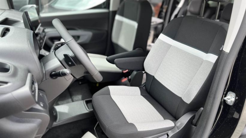 Aperçu du véhicule : MAX VP M 1.5 BLUEHDI 130CV EAT8 + DRIVE PACK + NAVIGATION ET MIRROR SCREEN + NEUF 0KM