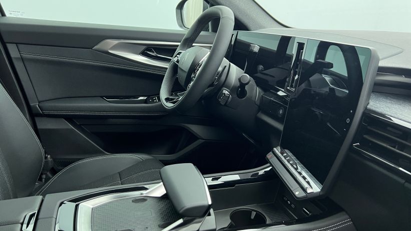 Aperçu du véhicule : E-Tech full hybrid 200 Techno Gris Schiste - Toit Noir Etoilé avec 3000€ d'équipements inclus