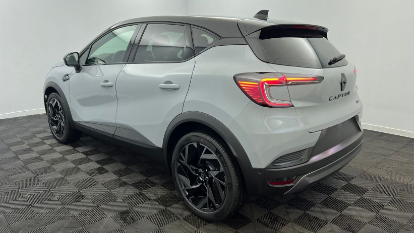 Aperçu du véhicule : E-Tech full hybrid 160 ch esprit Alpine Gris rafale - Toit Noir Etoilé avec 1100€ d'équipements inclus