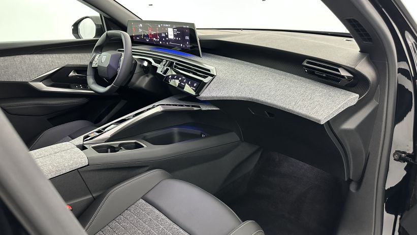 Aperçu du véhicule : III 1.2 Hybrid 145ch Allure e-DCS6