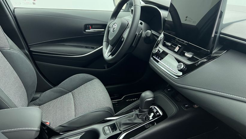 Aperçu du véhicule : Hybride 178ch Design Gris Argent avec 2590€ d'équipements inclus