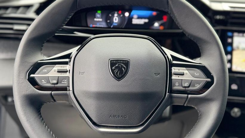 Aperçu du véhicule : ALLURE 1.5 BLUEHDI 130CV EAT8 + CAMERA 360 +SIEGES AV CHAUFFANTS + ADML + ATTELAGE