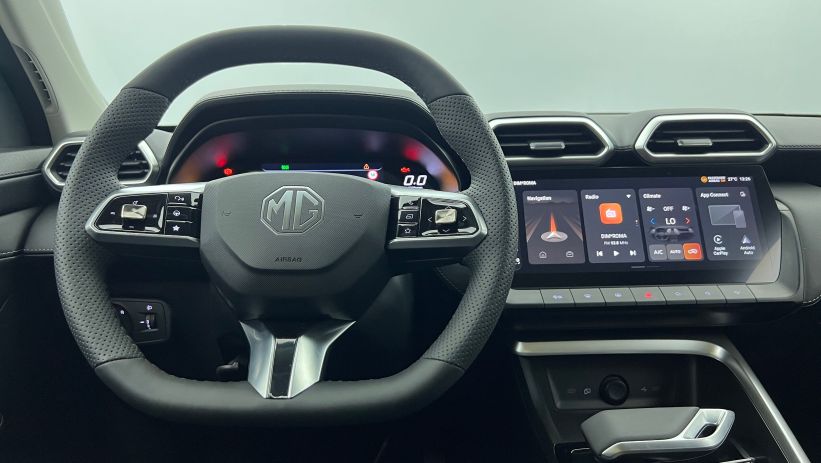 Aperçu du véhicule : 1.5 L Hybrid+ 197 ch Toit panoramique ouvrant Luxury Pebble Black avec 650€ d'équipements inclus