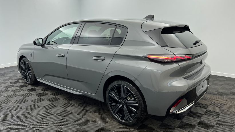 Aperçu du véhicule : BlueHDi 130ch S&S EAT8 GT GT Gris Selenium avec 4500€ d'équipements inclus