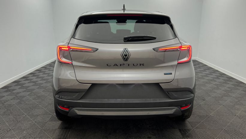 Aperçu du véhicule : E-Tech full hybrid 160 ch esprit Alpine Gris Cassiopée avec 950€ d'équipements inclus
