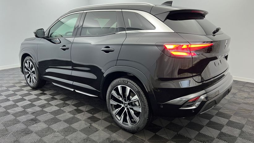 Aperçu du véhicule : Nouveau E-Tech full hybrid 200 Techno Noir Etoilé avec 1800€ d'équipements inclus