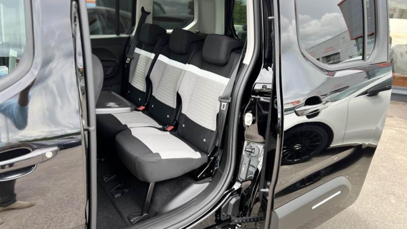 Aperçu du véhicule : MAX VP M 1.5 BLUEHDI 130CV EAT8 + DRIVE PACK + NAVIGATION ET MIRROR SCREEN + NEUF 0KM