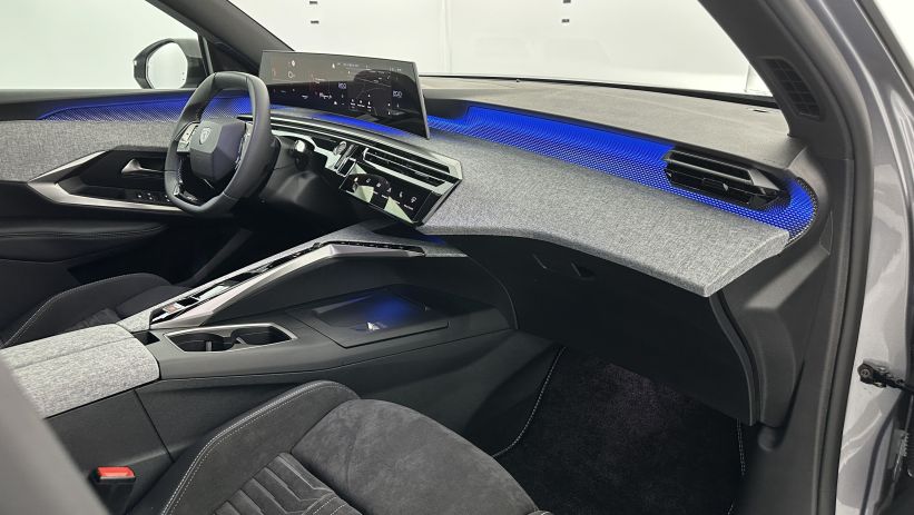 Aperçu du véhicule : III 1.2 Hybrid 145ch GT e-DCS6