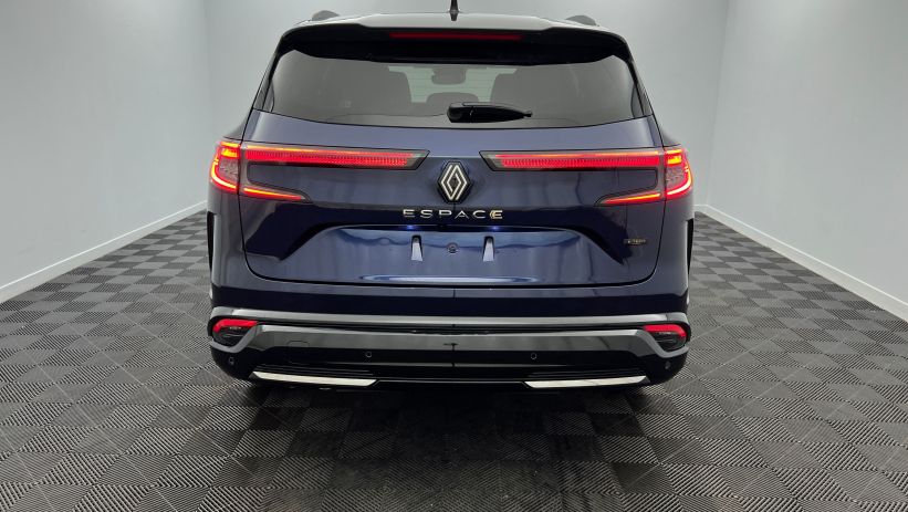 Aperçu du véhicule : E-Tech full hybrid 200 Iconic Bleu Nocturne avec 1000€ d'équipements inclus