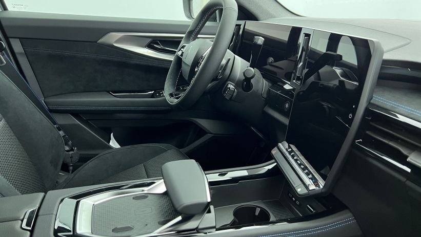 Aperçu du véhicule : E-Tech full hybrid 200 Techno esprit Alpine Gris Schiste - Toit Noir Etoilé avec 2400€ d'équipements inclus