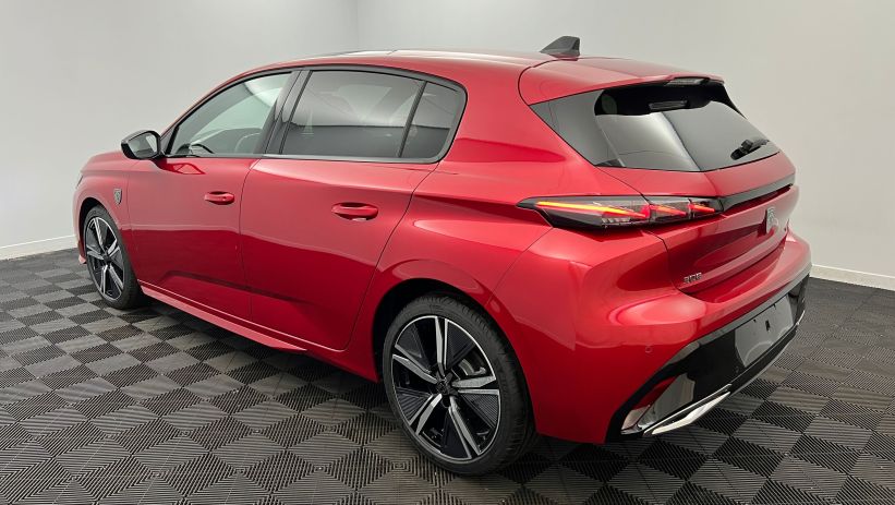 Aperçu du véhicule : BlueHDi 130ch S&S EAT8 GT Rouge Elixir avec 4700€ d'équipements inclus