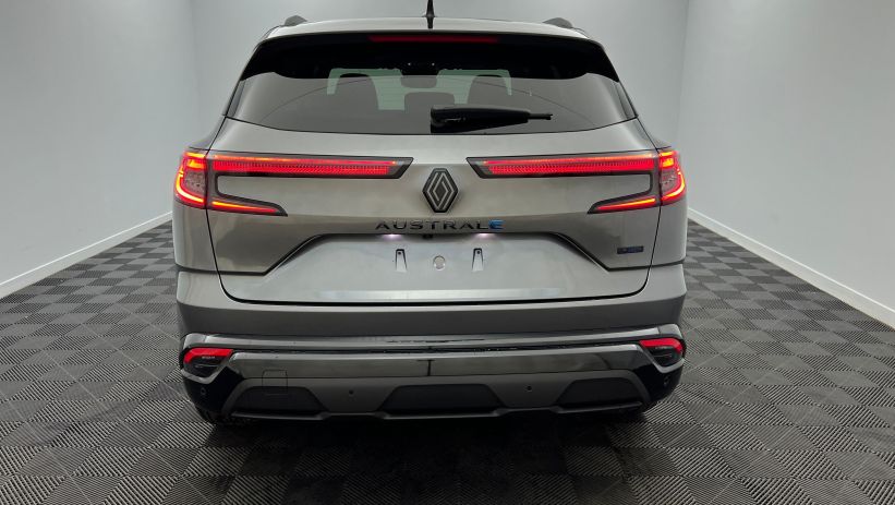 Aperçu du véhicule : E-Tech full hybrid 200 Techno esprit Alpine Gris Schiste - Toit Noir Etoilé avec 1400€ d'équipements inclus