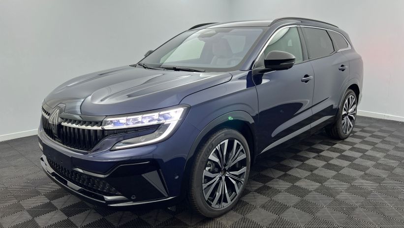 Aperçu du véhicule : E-Tech full hybrid 200 Iconic Bleu Nocturne avec 1000€ d'équipements inclus