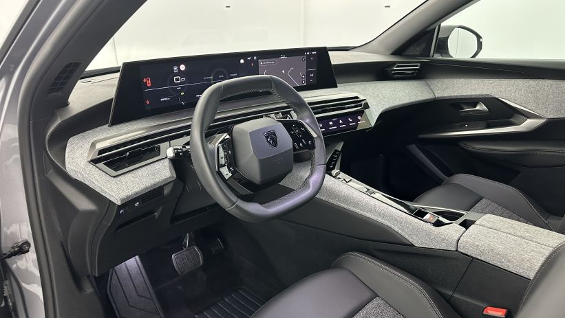 Aperçu du véhicule : III 1.2 Hybrid 145ch Allure e-DCS6