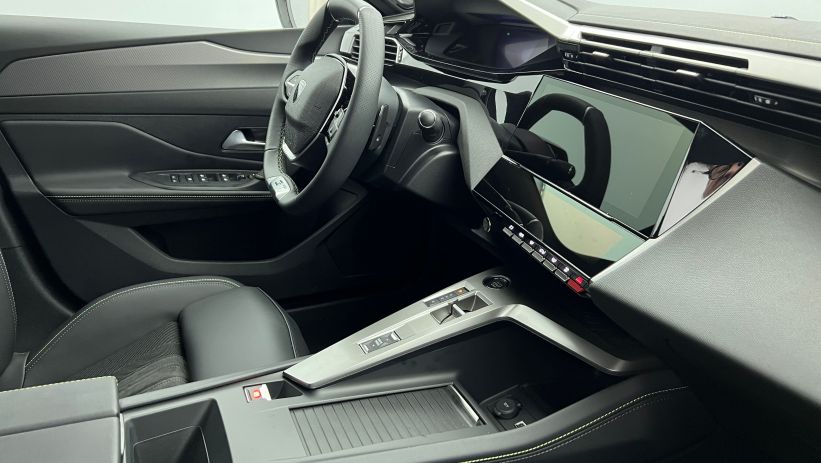 Aperçu du véhicule : BlueHDi 130ch S&S EAT8 GT Noir Perla Nera avec 4500€ d'équipements inclus