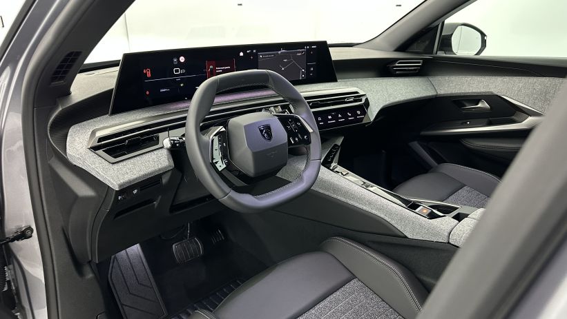 Aperçu du véhicule : III 1.2 Hybrid 145ch Allure e-DCS6