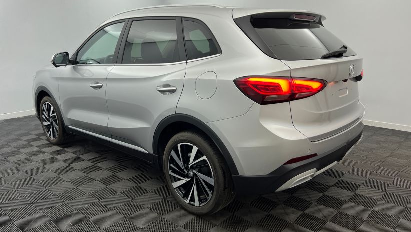 Aperçu du véhicule : 1.5 L Hybrid+ 197 ch Toit panoramique ouvrant Luxury Cosmic Silver avec 650€ d'équipements inclus