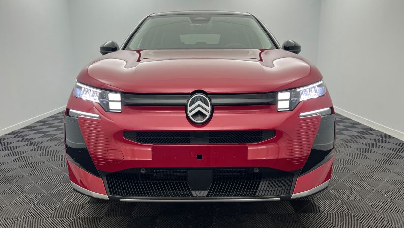 Aperçu du véhicule : Nouveau Hybrid 145 ch e-DCS6 Plus Rouge Rubis - Toit Noir Perla Nera avec 1550€ d'équipements inclus