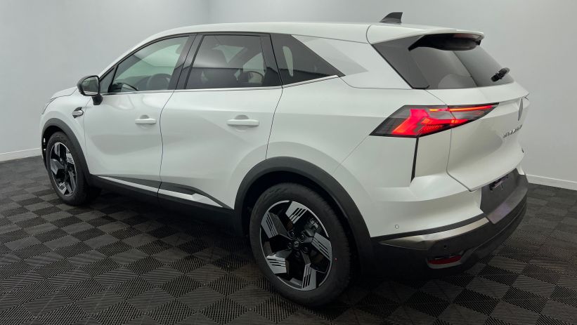 Aperçu du véhicule : E-Tech full hybrid 145 Techno Blanc Nacré avec 1700€ d'équipements inclus