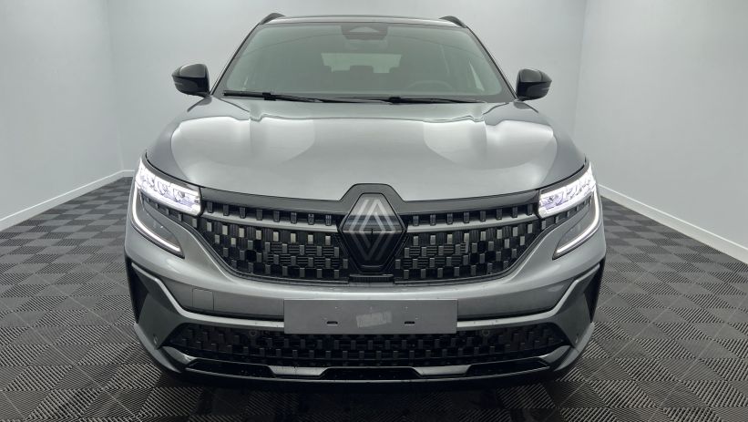 Aperçu du véhicule : E-Tech full hybrid 200 Techno esprit Alpine Gris Schiste - Toit Noir Etoilé avec 2400€ d'équipements inclus