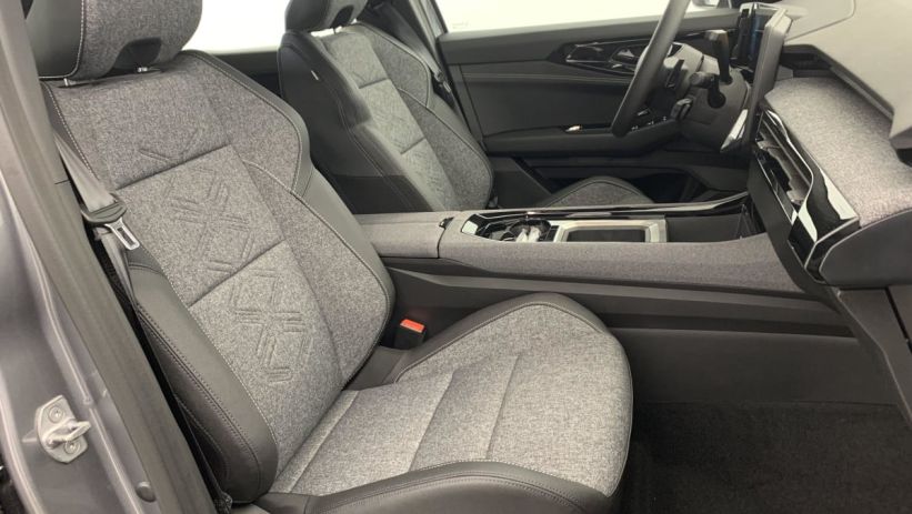 Aperçu du véhicule : FULL HYBRID E-TECH 200 CH EVOLUTION