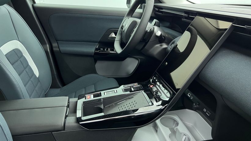Aperçu du véhicule : Nouveau Hybrid 145 ch e-DCS6 Plus Gris Platinium avec 2200€ d'équipements inclus