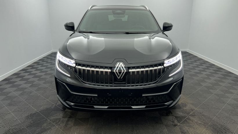 Aperçu du véhicule : E-Tech full hybrid 200 Techno Noir Etoilé avec 1950€ d'équipements inclus