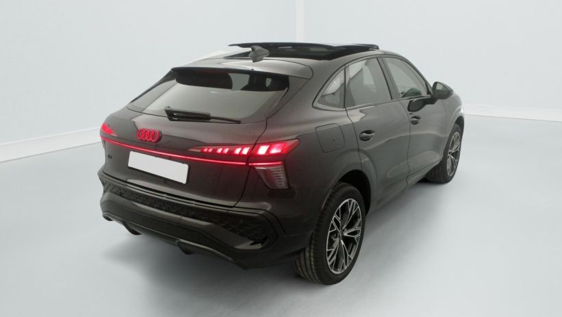 Aperçu du véhicule : E-HYBRID 272 CH S TRONIC 6 S LINE