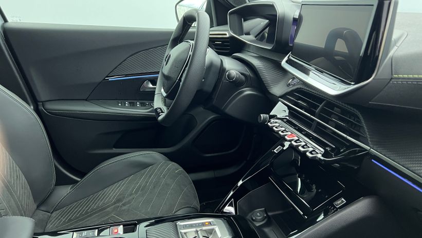 Aperçu du véhicule : Moteur électrique 156 ch GT Blanc Okénite Toit Black Diamond avec 2870€ d'équipements inclus